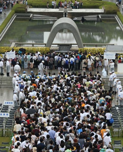 La ceremonia transcurrió bajo una fina lluvia y marcada por el silencio de los miles de asistentes.