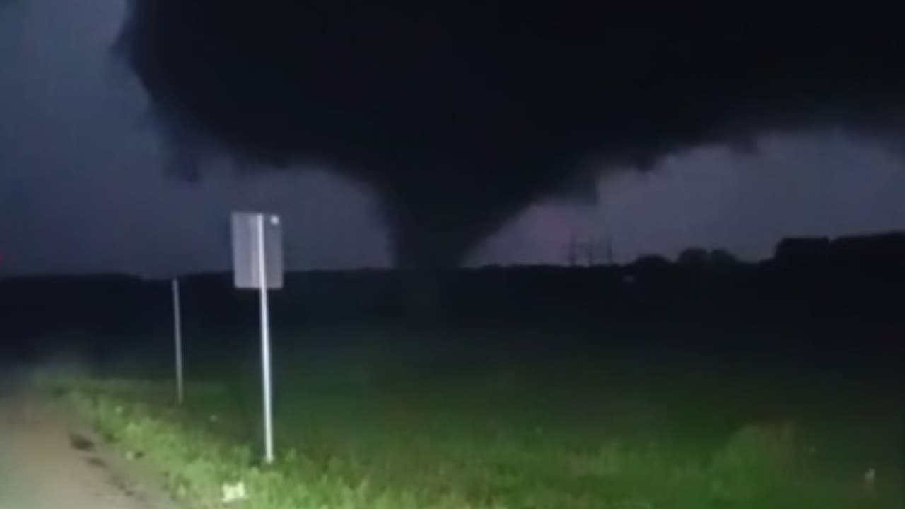 El primer sistema comenzó a desarrollarse poco después de las 5:30 de la tarde del sábado 19, en el condado Jack. 
<b>La tormenta se desplazó hacia el noreste</b>, pasando por la ciudad de Bowie.
<br>Paralelamente, otras células se formaron en zonas del centro de Texas, 
<b>moviéndose hacia los condados Parker, Stephens y Wise.</b> Uno de 
<b>los posibles tornados más potentes fue reportado alrededor de las 11:00 de la noche en el condado de Parker</b>, cerca de la Carretera Interestatal 20.
<br>Equipos de emergencia describieron una escena en redes sociales como crítica, con
<b> estructuras colapsadas y caminos bloqueados por árboles derribados.</b> Fotografía: Posible tornado en el área de Millsap.