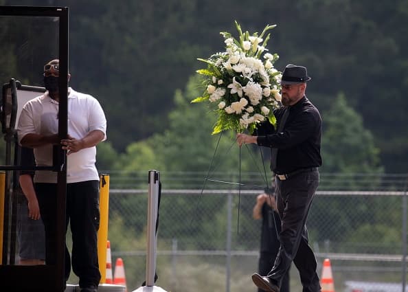 Llegan flores para honrar la memoria de Floyd.