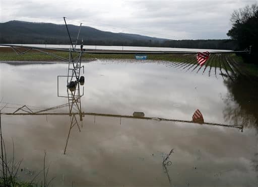 Un sistema de riego refleja la inundación en Copper Creek en Calhoun, Georgia.