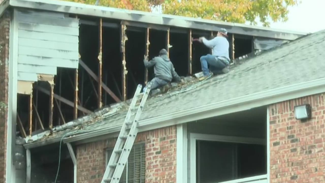 Mueren dos personas tras incendio en unos apartamentos en Dallas