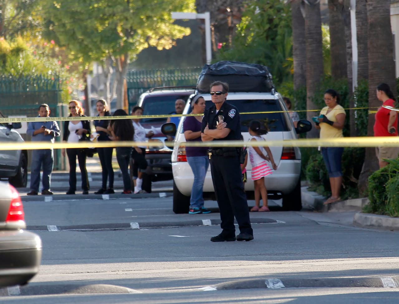 En el puesto 2 se encuentra Bell Gardens, California. Tiene 42,300 residentes; El 63% de las personas está trabajando y casi el 30% vive en la pobreza. La ciudad ha tenido que depender de un casino para solventar gran parte de sus ingresos fiscales: en 2002, proporcionó más de la mitad.