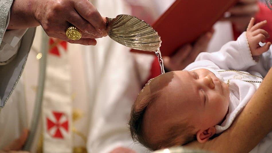 ¿El bautizo de tu hijo es válido? Sacerdote renuncia tras descubrir un error que ha cometido durante varios años
