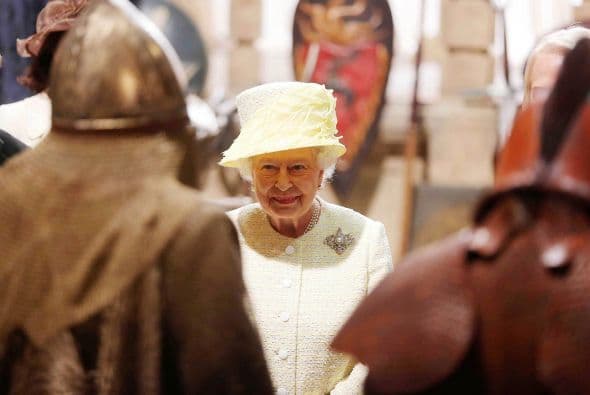 La reina de Inglaterra, de 88 años de edad, se paseó por los estudios, y apreció el elaborado vestuario y utilería de la producción que incluye criaturas míticas, guerras civiles y continentes ficticios.