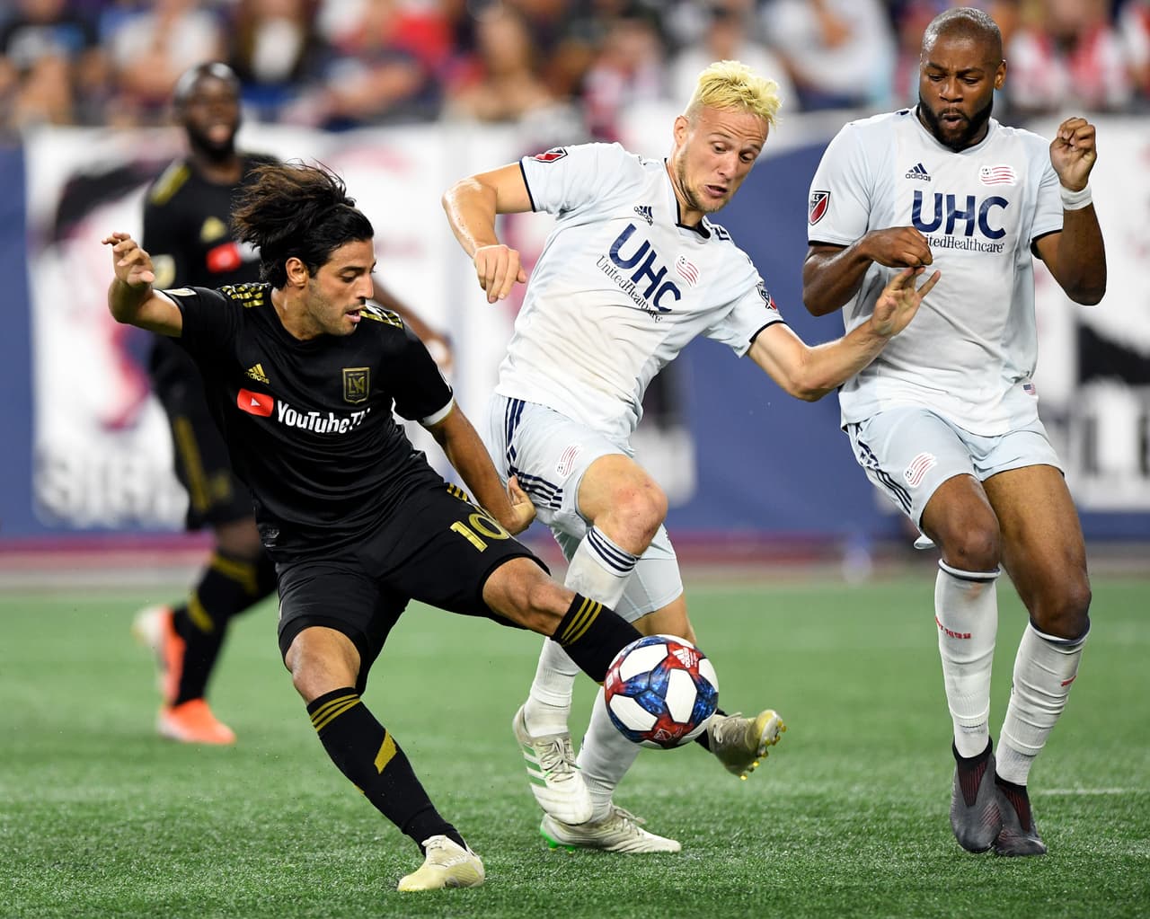 Vela sigue a un gol de hacer historia, Rossi anotó ‘sin querer’, y LAFC rompe racha de 'Revs'