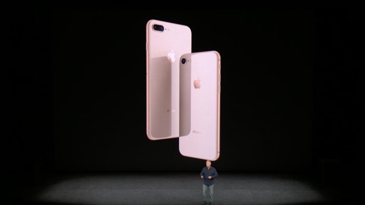 Antes del X, Apple había presentado el iPhone 8, que mantiene el diseño del iPhone 7 pero volviendo al cristal en la cara trasera.