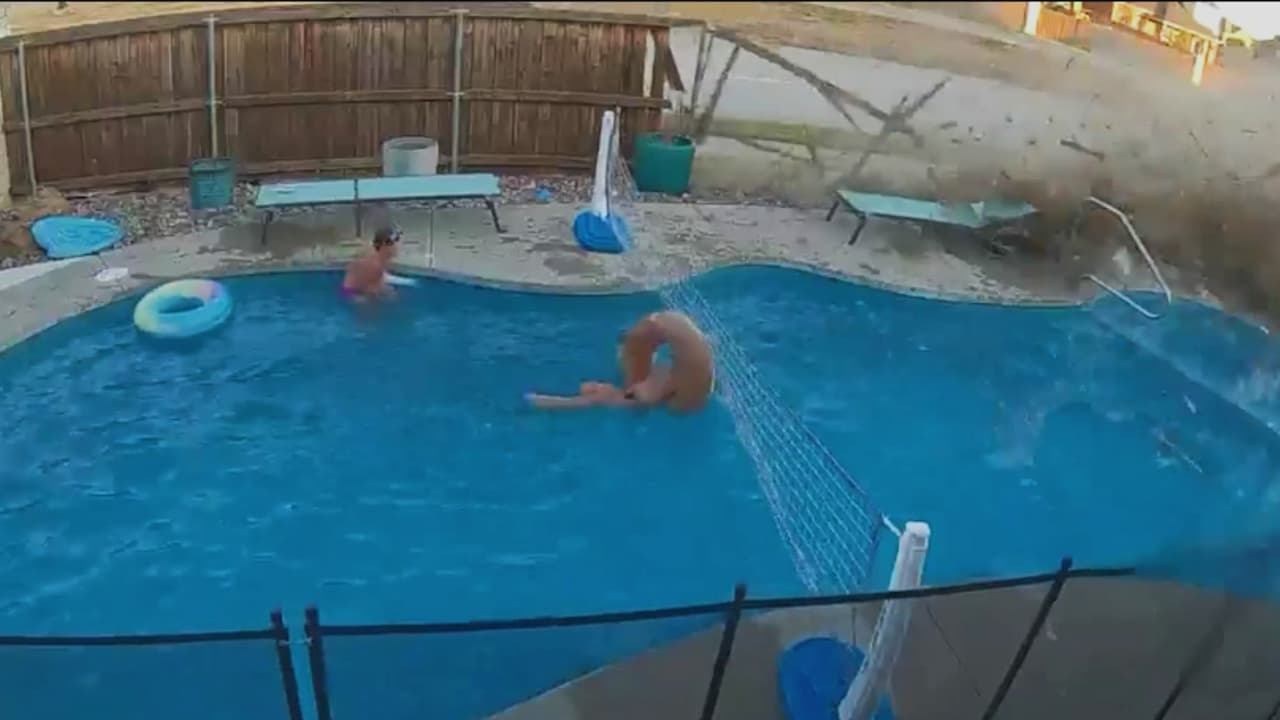 En video: Niña se salva de ser arrollada por un auto que se estrelló contra la cerca de una piscina