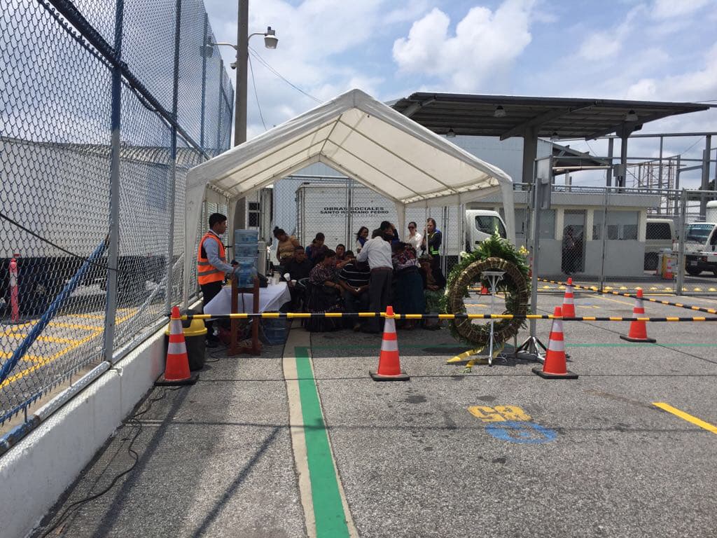 Claudia terminó un grado en contabilidad en una escuela secundaria técnica hace dos años, pero no pudo encontrar trabajo pues en cada lugar le pedían un título universitario, dijo a Reuters Lidia González, madre de la joven que no pudo continuar sus estudios por falta de dinero.