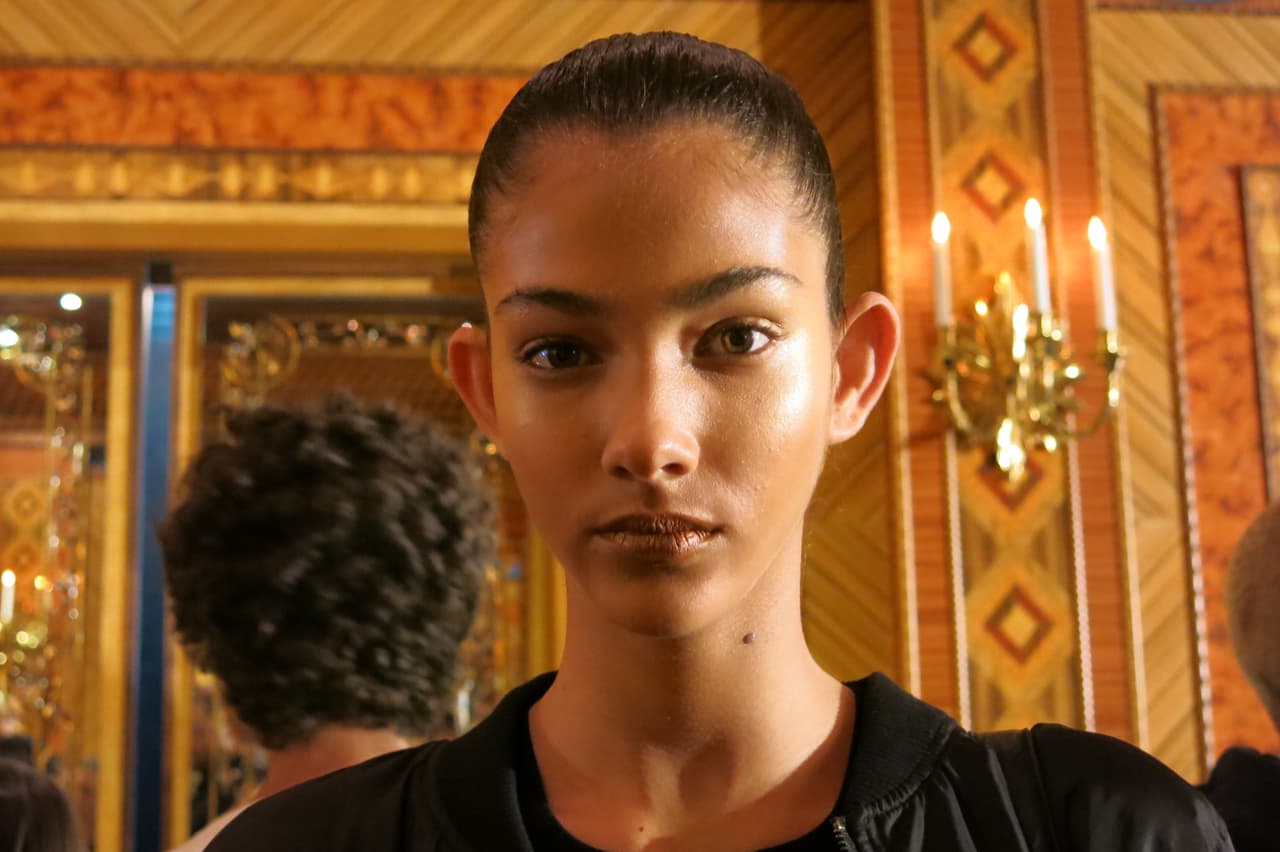 El 
<a href="http://www.maccosmetics.com/product/13848/372/Products/Makeup/Face/Multi-Use/Pigment#/shade/Old_Gold_">dorado </a>es un pigmento de MAC que se mezcla con un líquido. 
<br>