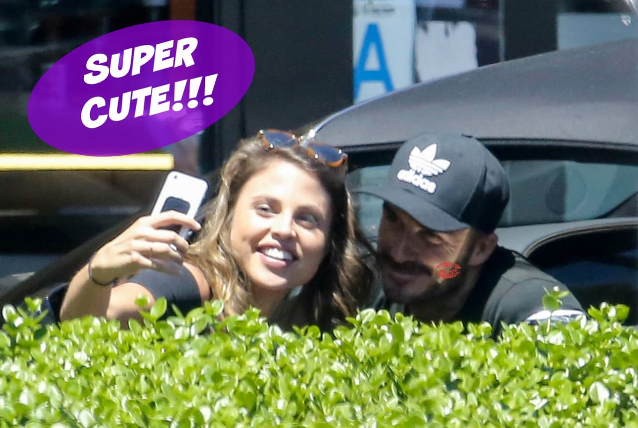 El futbolista David Beckham se tomó un momento libre para salir por una bebida refrescante y ya que una de sus fans lo pescó, no se pudo resistir a regalar una selfie.