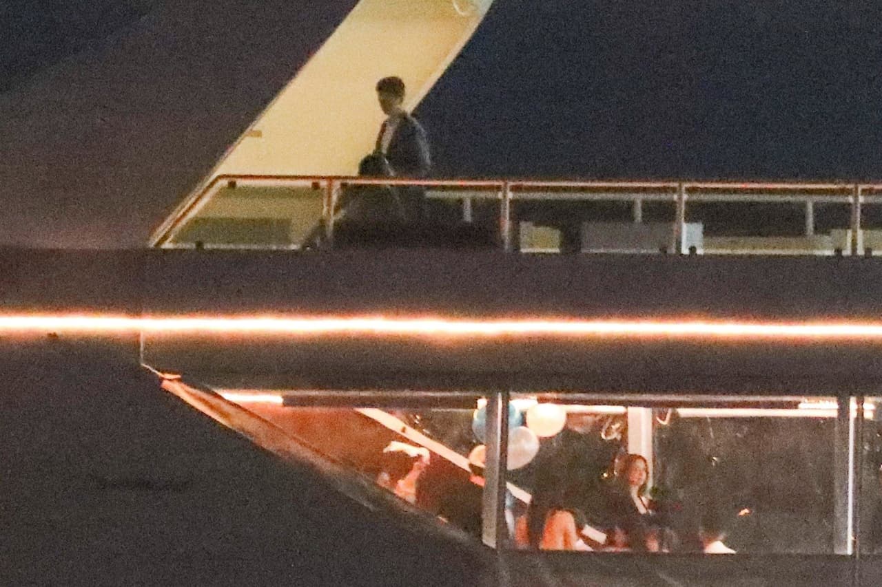 De acuerdo con la agencia Grosby Group, Selena subió al piso superior del yate donde tuvo un romántico encuentro con Caleb, con quien se le ha visto muy cercana desde que su exnovio Justin Bieber anunció su 
<b><a href="https://www.univision.com/entretenimiento/justin-bieber-le-promete-a-hailey-baldwin-un-matrimonio-estable" target="_blank">compromiso con Hailey Baldwin</a></b>.