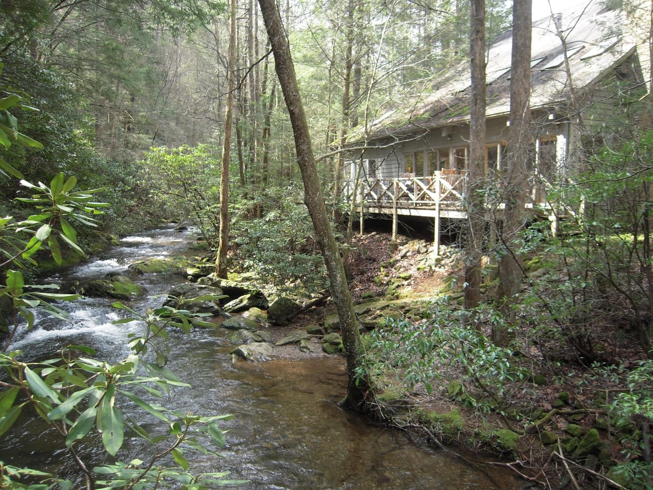 <b>Smithgall Woods State Park (Helen)</b>
<br>
<b>Sitio web</b>: 
<a href="https://gastateparks.org/SmithgallWoods">https://gastateparks.org/SmithgallWoods</a> 
<br>
<b><a href="https://maps.app.goo.gl/LVpRw4FuRBcfDhDYA">Cómo llegar</a> </b>
<br>
<br>El parque cuenta con seis cabañas privadas, algunas con jacuzzis y otras ubicadas justo encima del murmullo de Dukes Creek. Disfrute de caminatas y pesca con mosca justo afuera de la puerta de su cabaña.