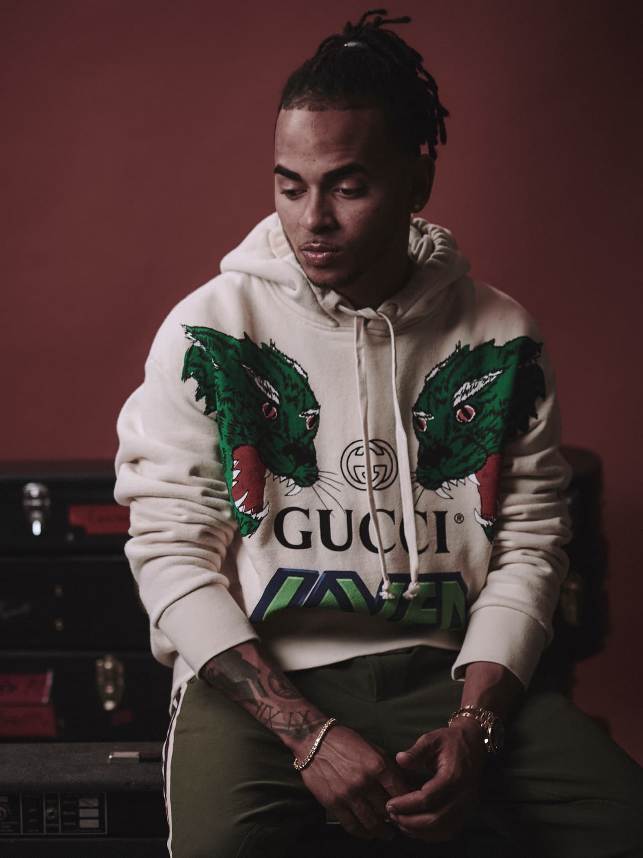 <a href="https://www.univision.com/entretenimiento/la-historia-detras-de-ozuna-y-su-primera-nominacion-a-latin-grammy-fotos" target="_blank">Ozuna, </a>cuyos videos en 
<b>YouTube tienen ya más de mil millones de vistas</b>, también ha recurrido a la comodidad de este suéter deportivo, pero asegurándose que combine con sus pantalones.