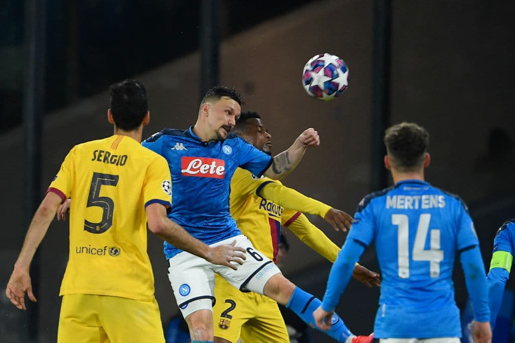 Todos los balones se disputan con mucha fuerza, inclusive cuando son aéreos.