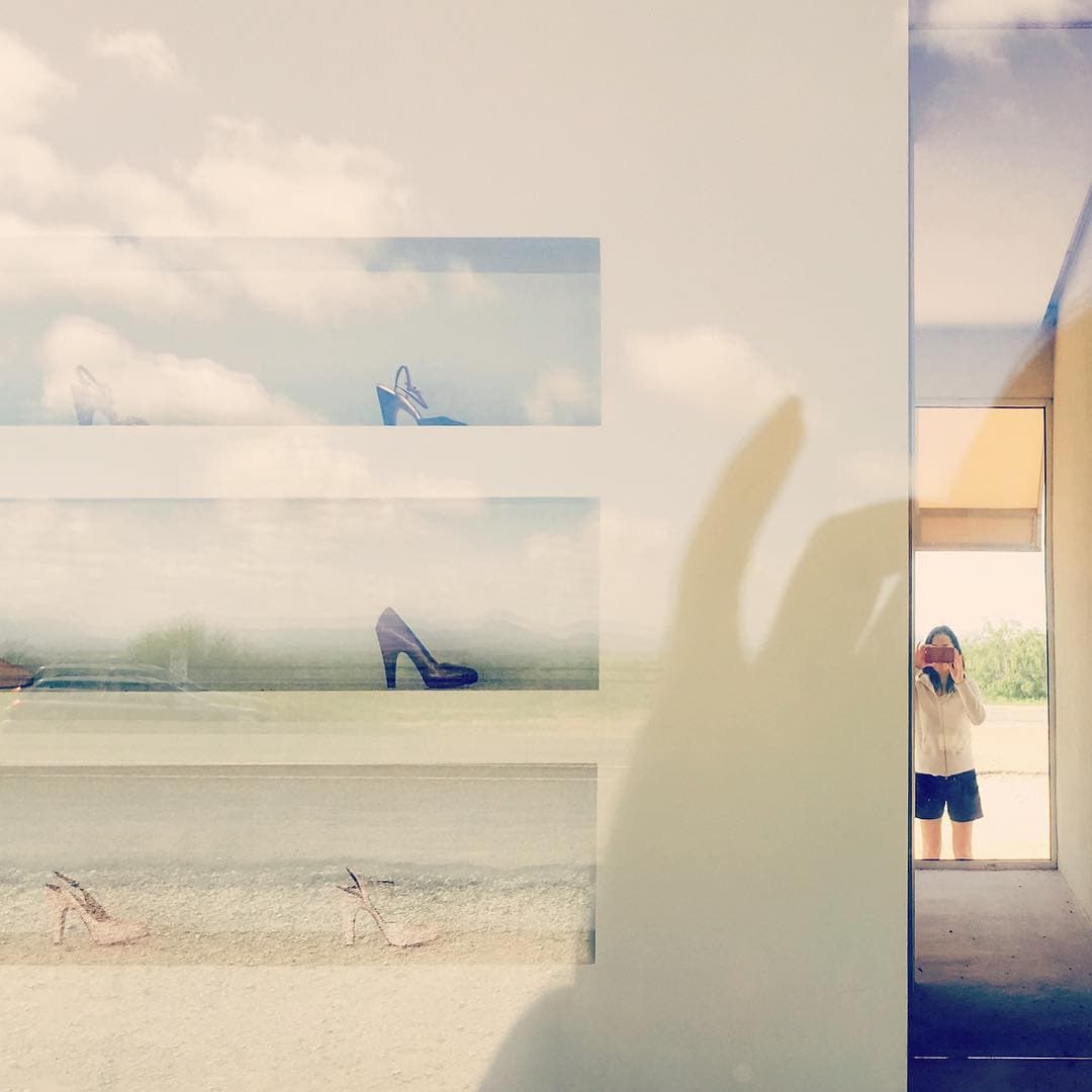 Al poco tiempo de ser inaugurada, un ladrón rompió los cristales y se llevó todos los zapatos y bolsos. Para que no volviera a suceder, los artistas tuvieron que poner detectores GPS a todas las prendas y recortaron el fondo de los bolsos para que quedaran inservibles.