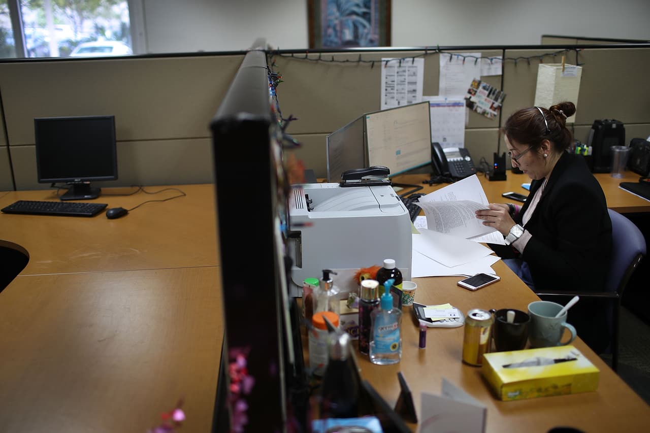 La causa principal del aumento de peso es
<a href="https://www.univision.com/noticias/enfermedades-cardiovasculares/se-sienta-mas-de-10-horas-al-dia-podria-estar-en-riesgo-de-sufrir-enfermedades-cardiovasculares">el sedentarismo</a>: el
<b>53% de los encuestados dice que están sentados en el escritorio la mayor parte del día</b> y el 45% afirma estar muy cansado del trabajo para hacer ejercicio. También influyen los malos hábitos alimenticios y el estrés,
<a href="https://www.careerbuilder.com/share/aboutus/pressreleasesdetail.aspx?sd=4%2F7%2F2016&id=pr942&ed=12%2F31%2F2016">según los datos más recientes de CareerBuilder (2016)</a>.