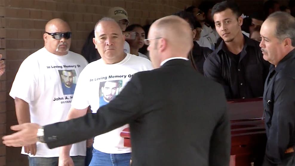 <b><a href="http://www.univision.com/houston/kxln/noticias/funerales/familiares-y-amigos-le-dan-el-ultimo-adios-a-john-hernandez-video">10 de junio</a></b>: Cientos de personas acuden al funeral de John Hernández.