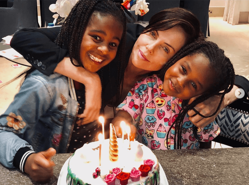 Charlize Theron es madre de 2.