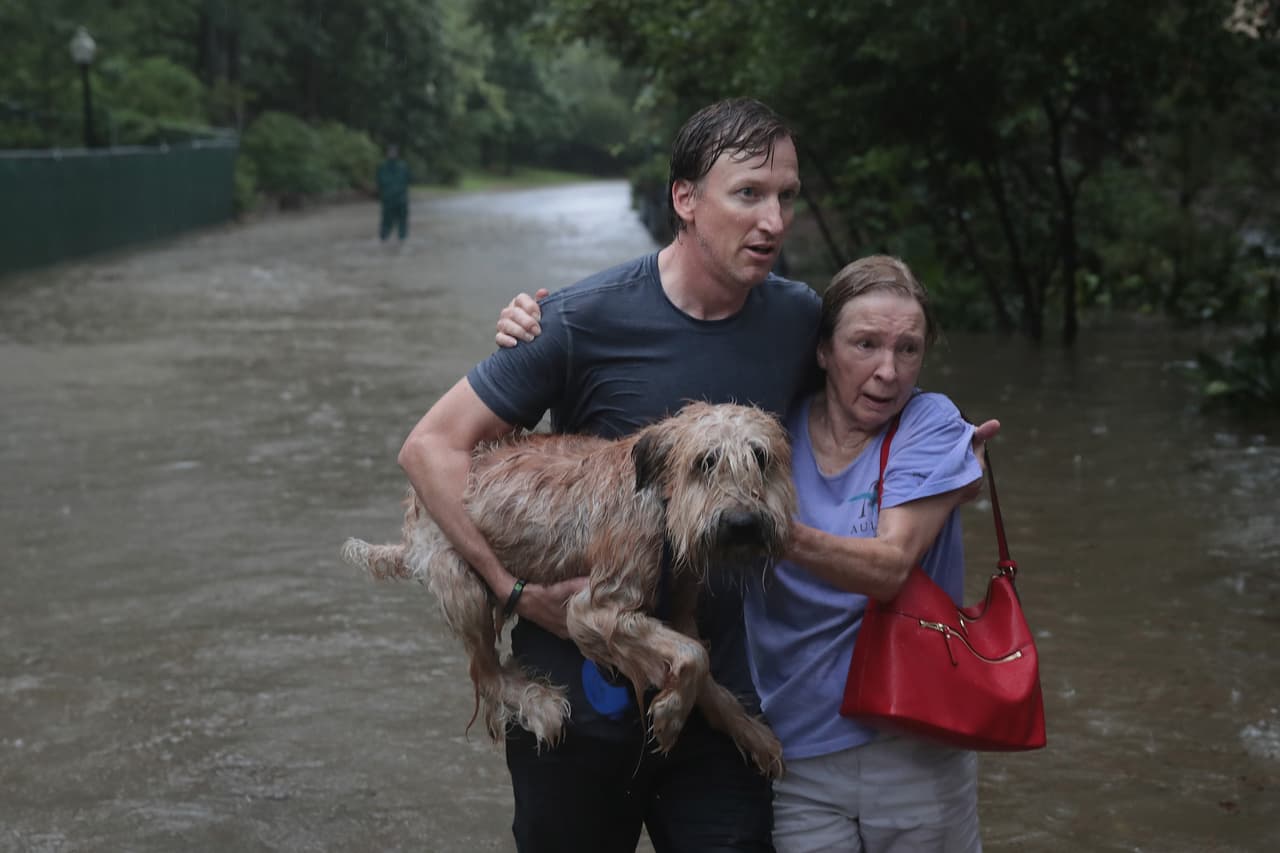 Voluntarios rescatan con sus botes a residentes de River Oaks, Houston.
