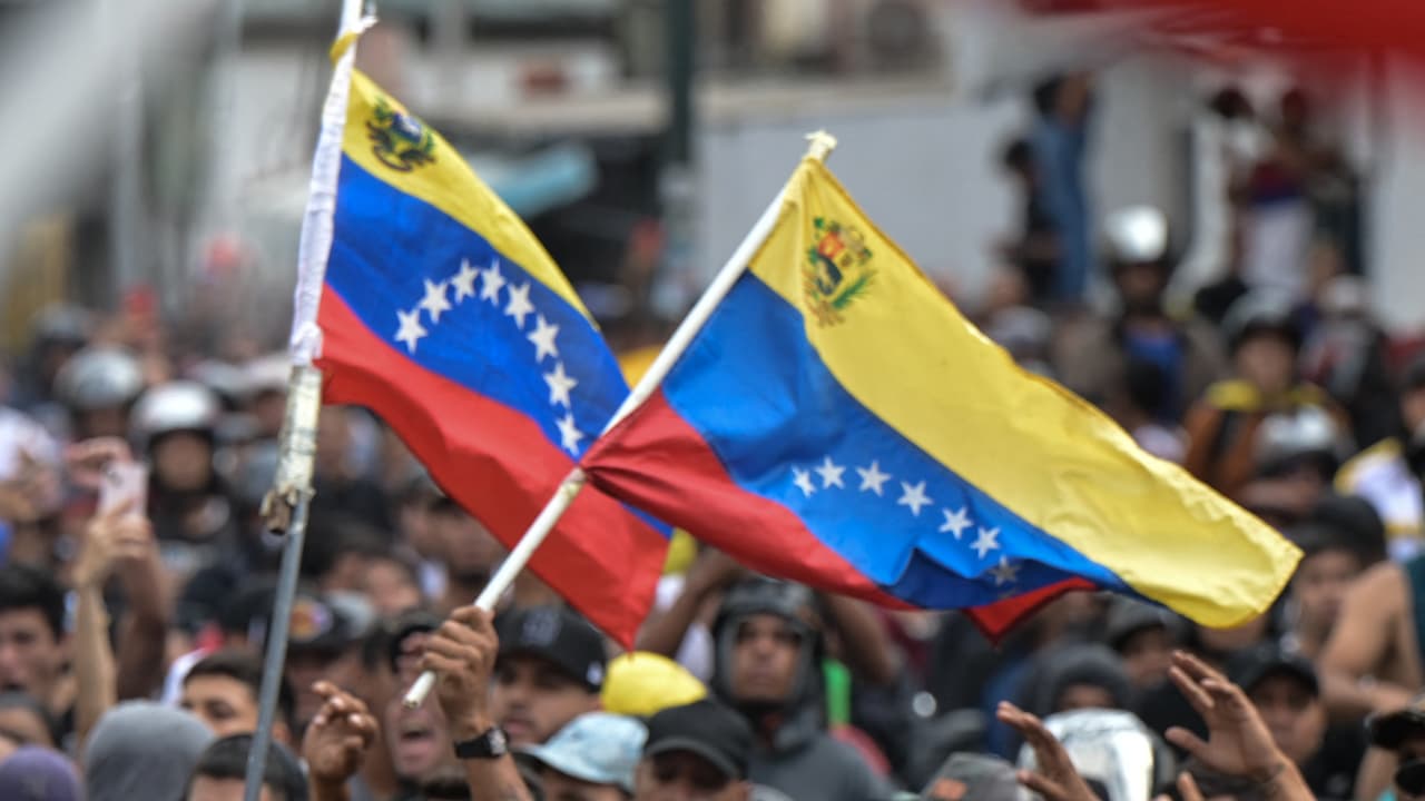 Venezolanos en el norte de Texas comentaron sobre la situación en su país de origen tras conocerse los resultados de las elecciones presidenciales. Mencionaron que 
<b>están muy informados y atentos a lo que ocurre en Venezuela</b>. 
<b>“Tengo fe en Dios en que algo cambiará”</b>, expresó Carlos Cuadrado, venezolano residente en el Metroplex.