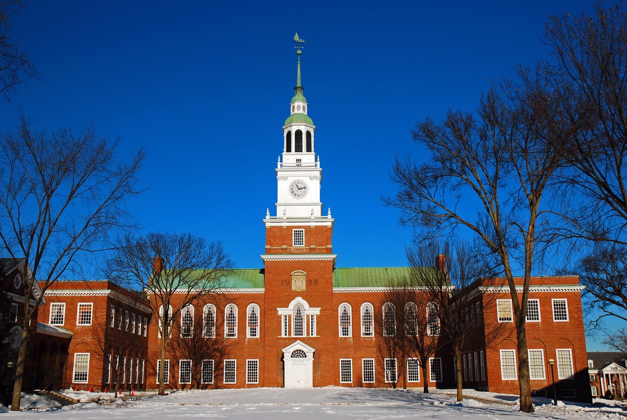 <b>Puesto 14. Dartmouth College</b>
<br>
<br>Tasa de aceptación: 8%.
<br>
<br>Lugar: Hanover, New Hampshire.
<br>
<br>Fue fundada en 1789 y es la novena institución de educación superior más antigua de los Estados Unidos. Pertenece al prestigioso grupo de universidades Ivy League y ofrece 57 programas diferentes de estudios superiores.