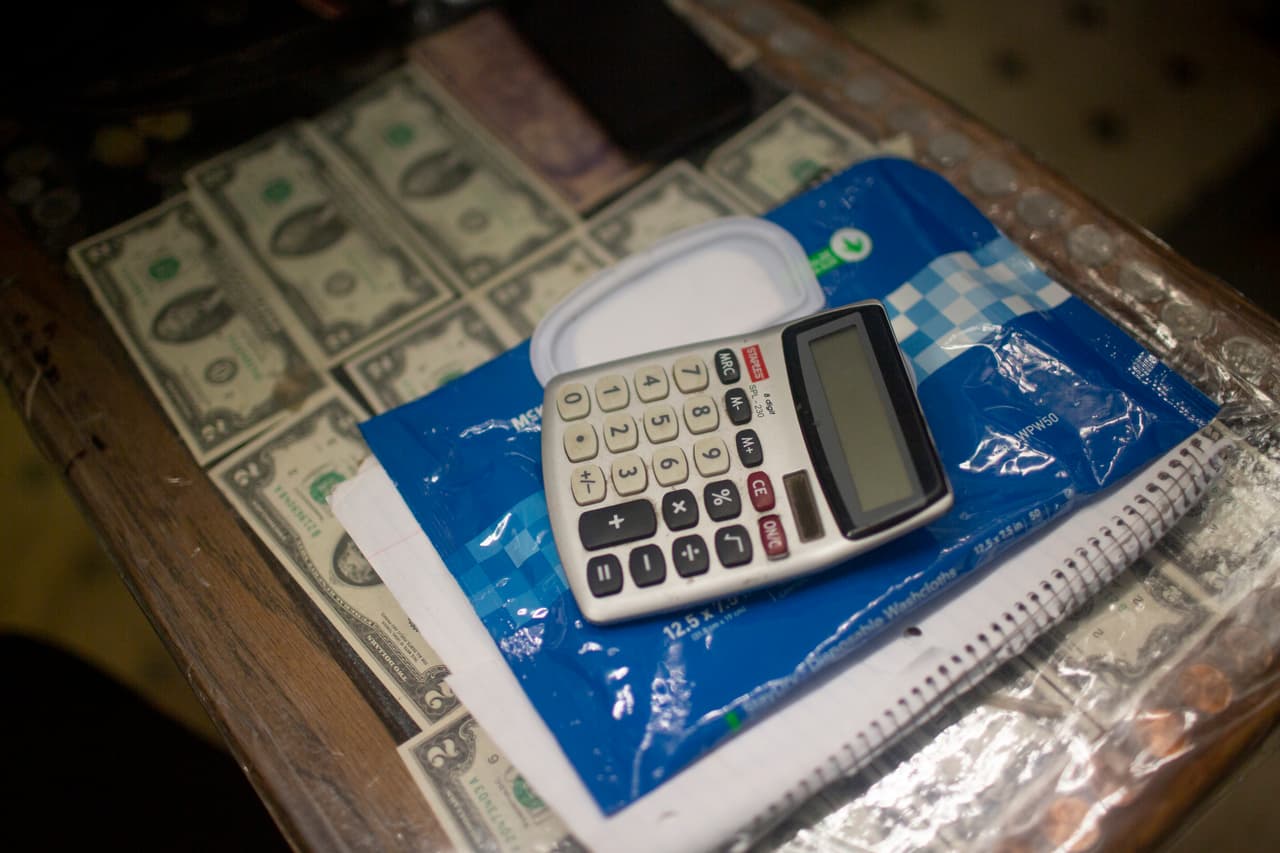 Tras conocerse la amenaza de Trump, el representante demócrata por el distrito que representa a McAllen, el demócrata Vicente González, emitió un comunicado en el que censuraba la idea. "No, presidente, ninguna de sus políticas ha sido buena”, le respondió a en un mensaje de Twitter. "Amenazar a México con un cierre de la frontera es otra decisión temeraria que refleja la obsesión del presidente con las discusiones partidarias y los eventos de campaña”, añadió.
<br>