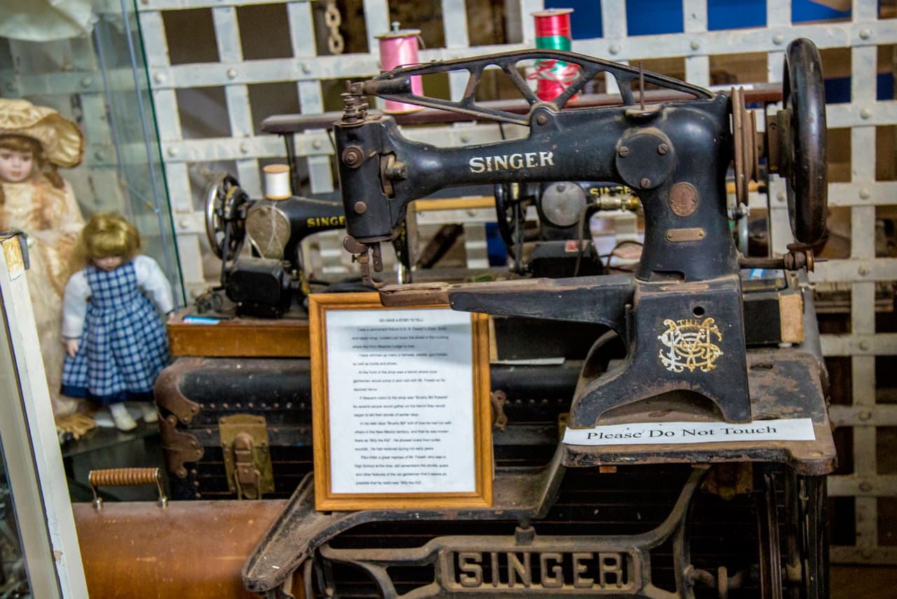 Una antiquísima máquina de coser en una tienda de antigüedades en Hico, Texas.