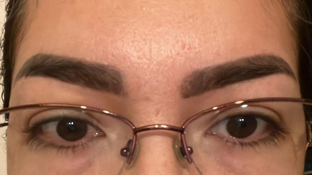 Paola comentó que ella quería unas cejas que se vieran naturales como la primera vez pero que con el segundo procedimiento no le quedaron así.