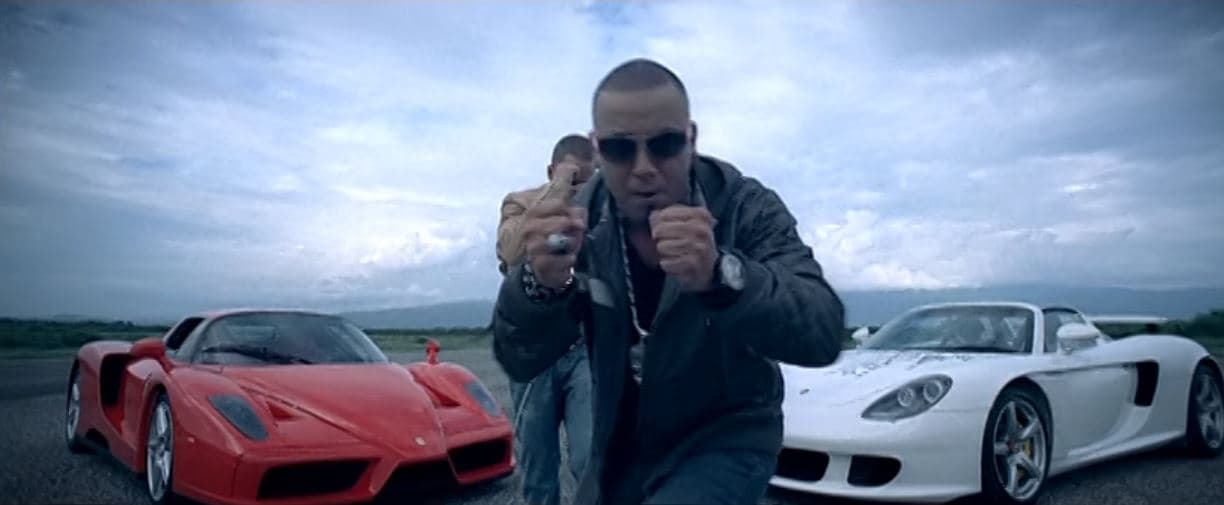Ambos cantantes son apasionados de los autos, motos y camionetas. Esta afición es parte de su estilo de vida y lo reflejan en la mayoría de sus videos, donde siempre vemos autos exóticos, deportivos o de superlujo. Un ejemplo de ello fue en 2010, para
<b> el video de 'Sexy Movimiento', </b>donde usaron un Ferrari Enzo y un Porsche Carrera GT.
