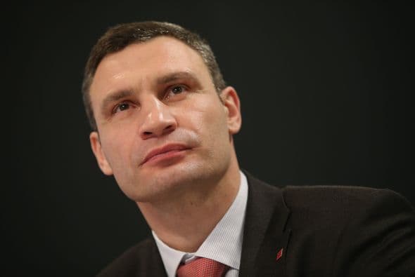 Los golpes de Vitali Klitschko fueron fuertes en el ring y ahora lo son en la política, situandose como el líder del partido político Alianza Democrática en Ucrania. Vitali Klitschko comenzó un movimiento de oposición que terminó con las protestas en la calle y su candidatura a la presidencia.