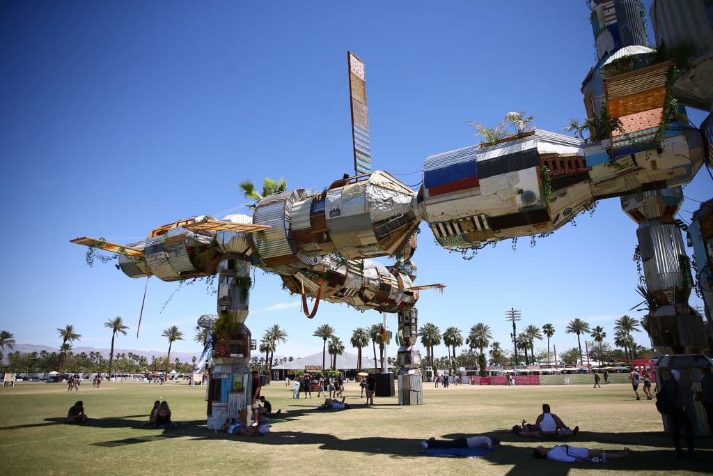 Las magistrales y gigantescas estructuras, así como las estaciones construídas en el terreno del concierto compiten con la belleza del escenario natural con atardeceres impresionantes bajo temperaturas que pueden llegar a los
<b>100 °F</b>
<br>
<br>