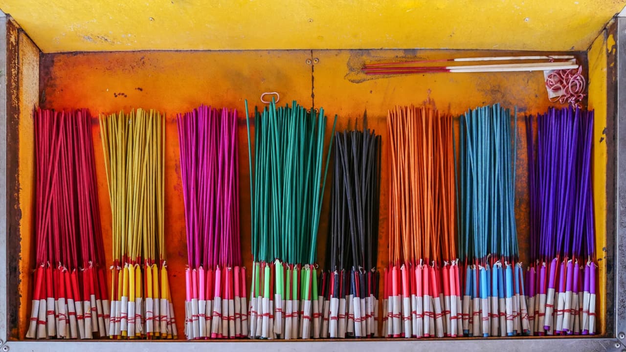 <b>INCIENSOS</b>
<br>Algo tan sencillo pero tan elemental como quemar incienso puede ayudarnos a depurar el ambiente de cualquier energía negativa que ronde por nuestro hogar. Además, con tantas variedades, siempre habrá uno que se adecue mejor a tus necesidades.