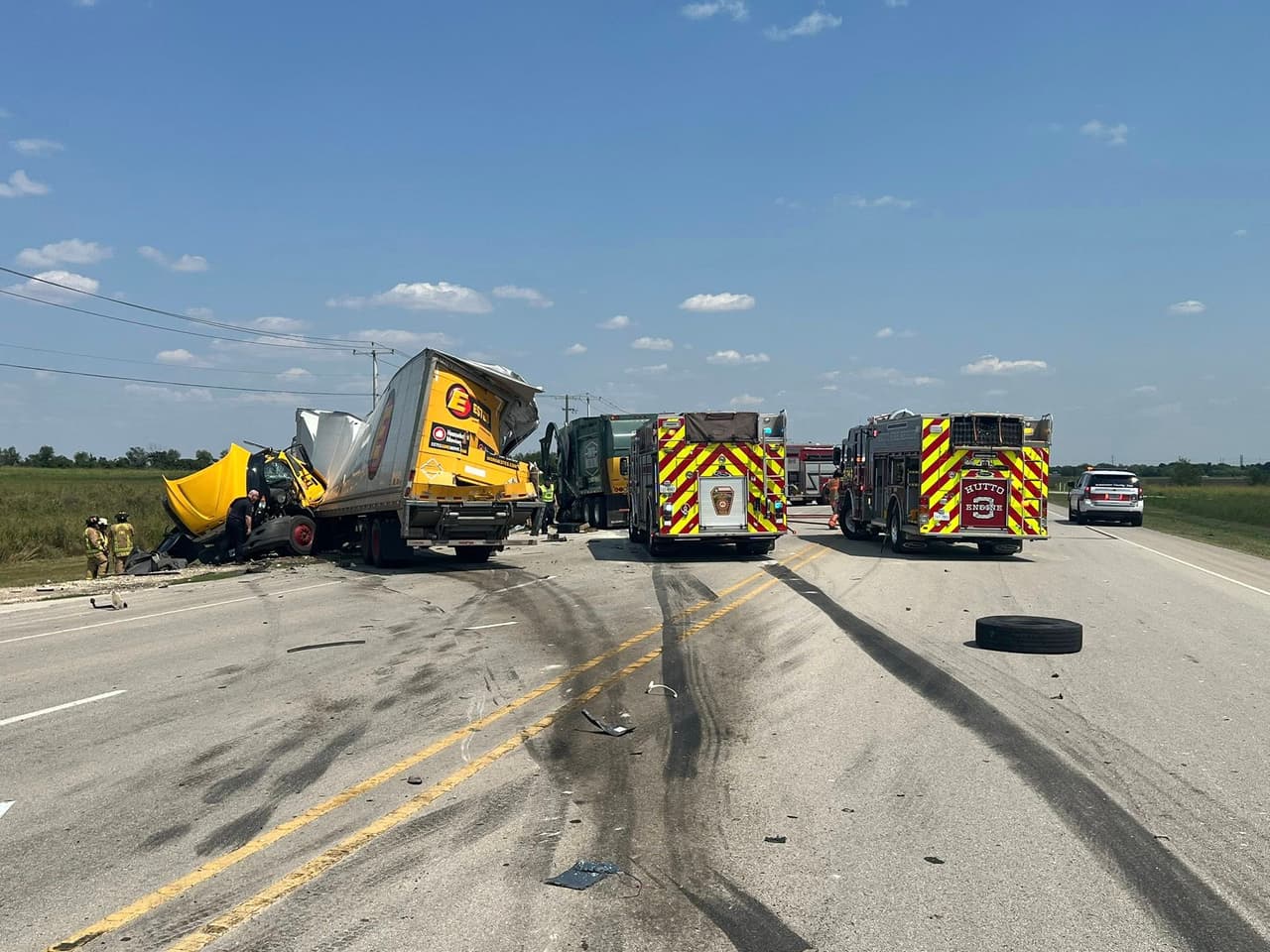 Un accidente que involucró a un tráiler de 18 ruedas, un camión de basura y un vehículo particular provocó el cierre total de la calle Chandler en ambos sentidos la tarde de este lunes, informaron las autoridades.