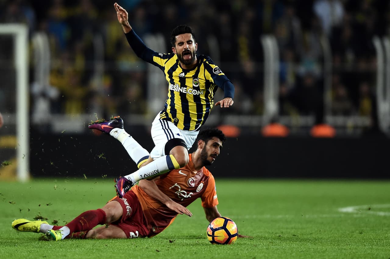<b>Galatasaray vs. Fenerbahce</b>: el clásico del fútbol turco. Hoy en día, es uno de los juegos más calientes de la Tierra. Fenerbahce ha ganado 146 partidos, Galatasaray 123 y en 118 juegos han empatado. Galatasaray tiene 20 título de Liga, mientras que Fenerbahce tiene 19.
