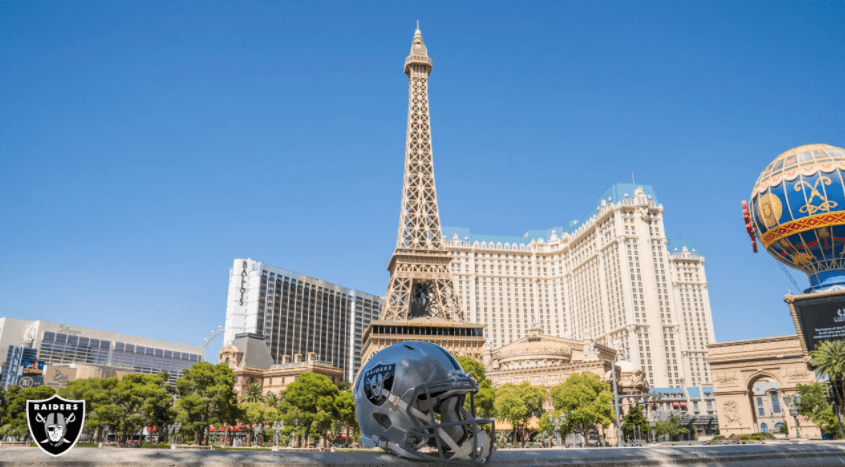Por qué no visitar París también, la pequeña París de Las Vegas, por supuesto.