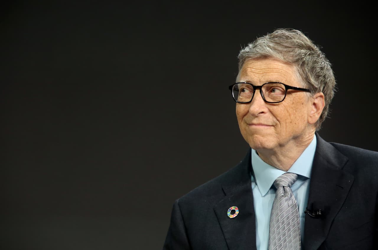 <b>2- Bill Gates, 62 años, estadounidense. Fortuna: 95.5 mil millones de dólares. </b>Gates es el cofundador de Microsoft, el mayor fabricante de 
<i>software</i> del mundo. Posee el 1% de la compañía mientras que el resto de su fortuna se gestiona mediante una red de inversiones en varias empresas que cotizan en bolsa.