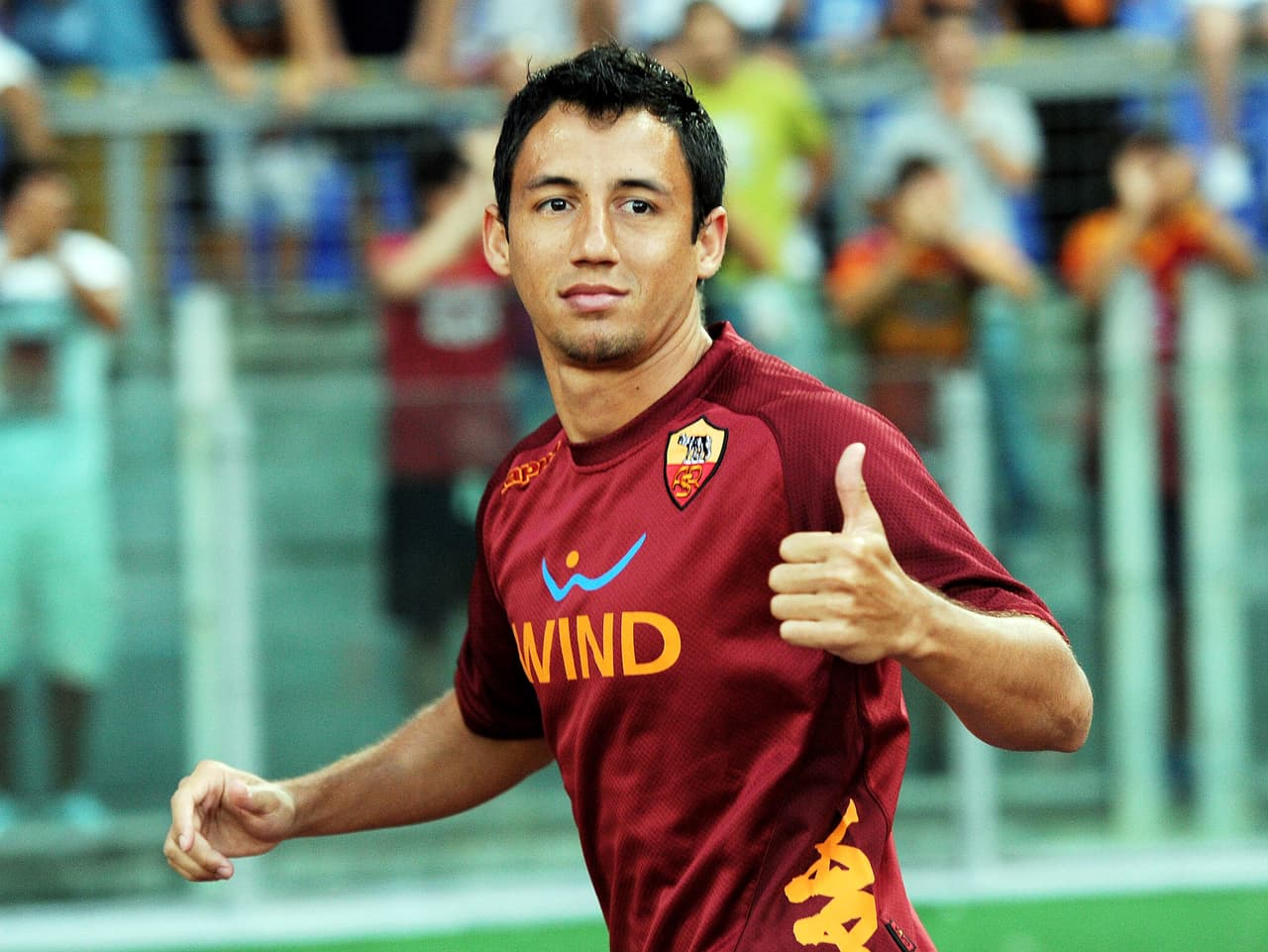 El paraguayo Iván Piris jugó cedido en la Roma y en el Udinese de Italia. El dueño de su carta aparece como el Deportivo Maldonado de la segunda división uruguaya.