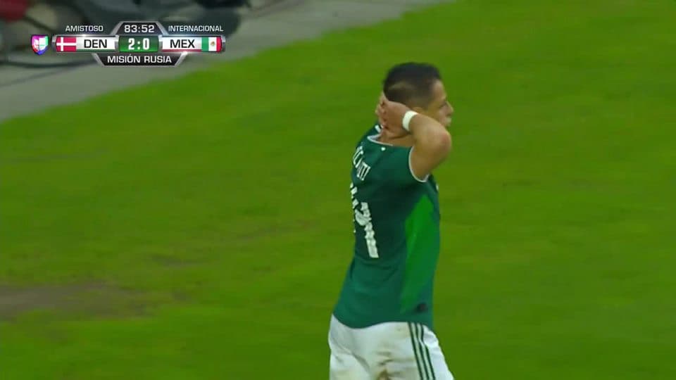 ¡CERCA!. Chicharito disparó que se estrella en el poste.