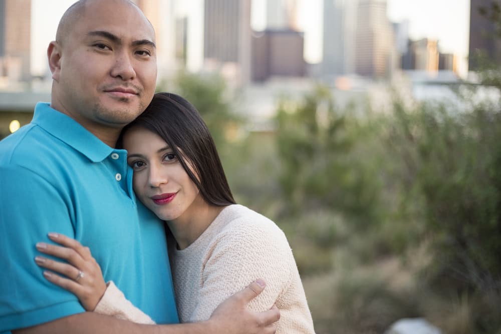 Las personas mal educadas, que no se comportan bien en sociedad, son imprudentes, que no tienen gusto para vestirse, no son para ti.