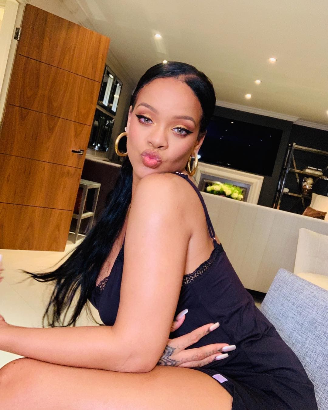 "Quieren saber ¿Qué más hay?, ¿Qué más nos estamos perdiendo?, ¿Qué hago cuando no me ven? Y esto es una gran idea sobre eso y por ello es la joya especial de este libro", apuntó Rihanna a ET.