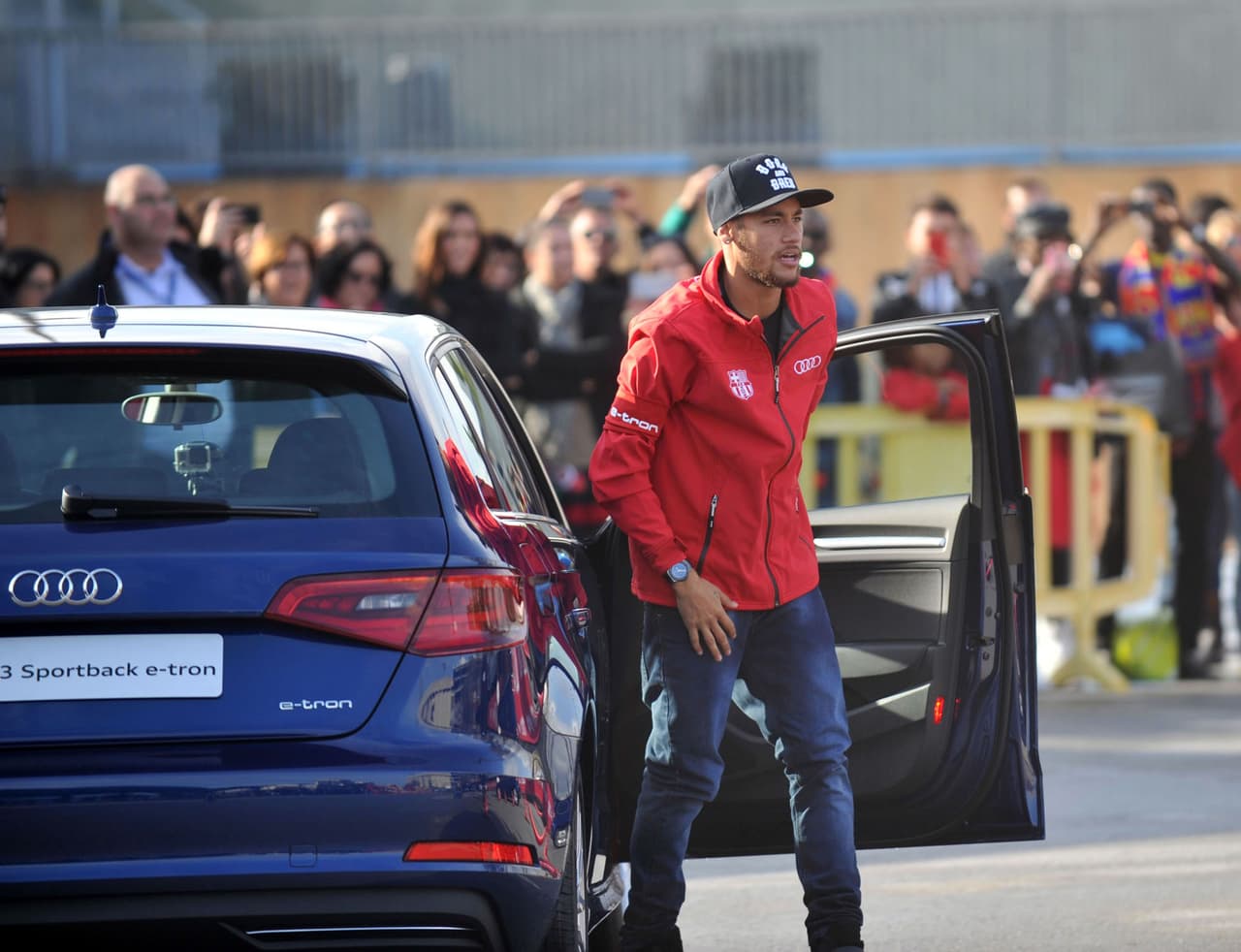 En 2014 los jugadores del Barcelona también se sentaron al volante del 
<b>A3 Sportback e-tron</b>, un modelo híbrido enchufable. Los jugadores realizaron pruebas para recargar la batería que porta este vehículo que en modo eléctrico ofrece una autonomía de 31 millas.