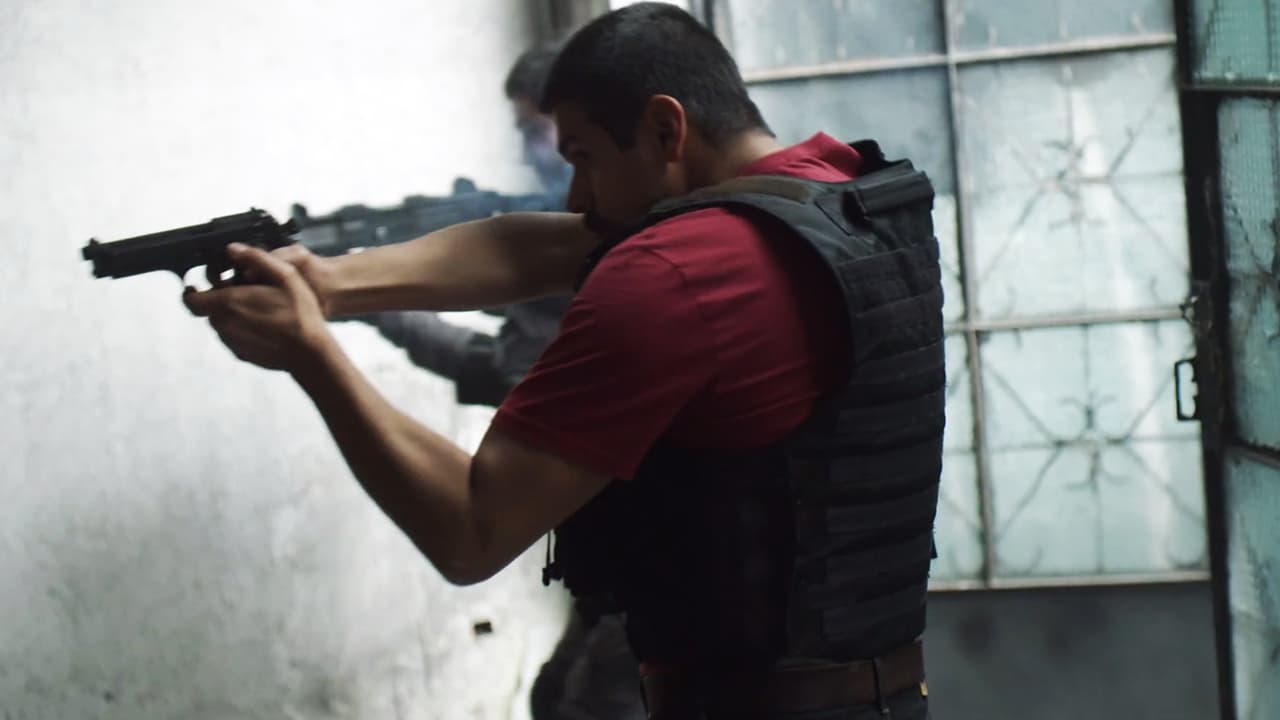 In Ciudad Juarez, 
<b><a href="http://www.univision.com/series/el-chapo/alejandro-aguilar-is-tono-in-el-chapo">Toño</a></b> and 
<b>‘Los Gafes’</b> led the attack against ‘Chente’. His first step was attacking the hitmen’s safehouses.