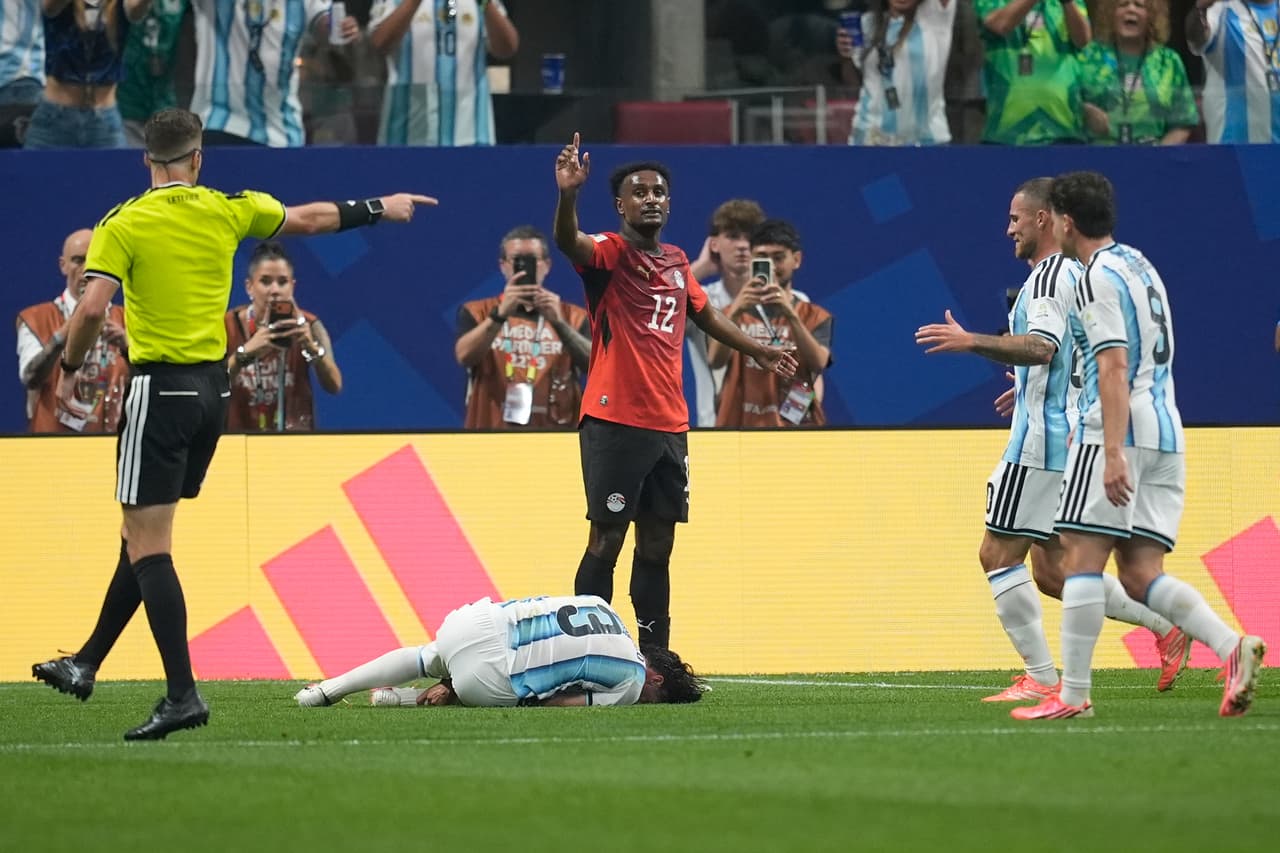 Mostafa Zico (11) de Egipto salta por el balón con Cristian Romero (13) de Argentina durante el partido de octavos de final de la Copa Mundial entre Argentina y Egipto en Atlanta, el martes 7 de julio de 2026.