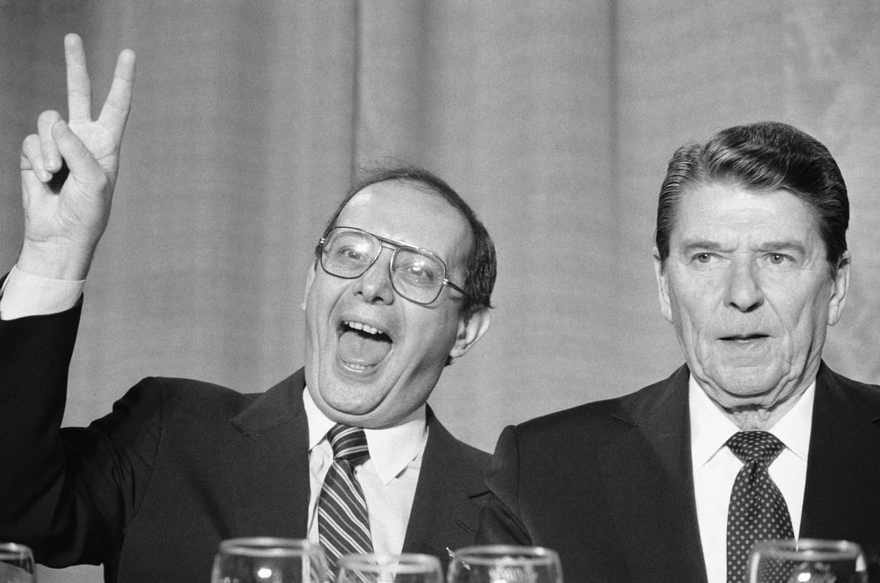 <b> 23 horas y 30 minutos.</b>
<b>Alfonse D'Amato (Republicano por Nueva York).</b> Se discutía la ley de Autorización de Defensa. 17 de octubre de 1986.