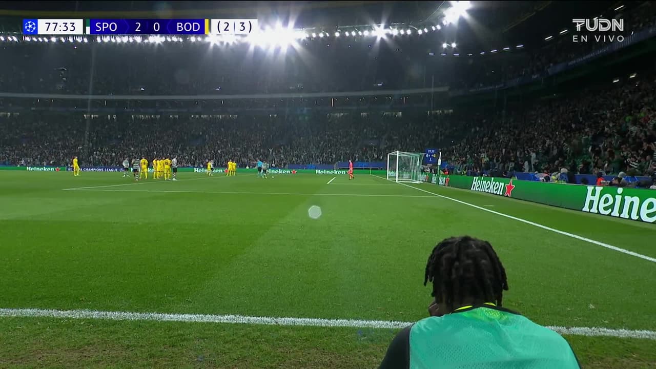 ¡GOL!  anota para Sporting Lisbon. Luis Suárez