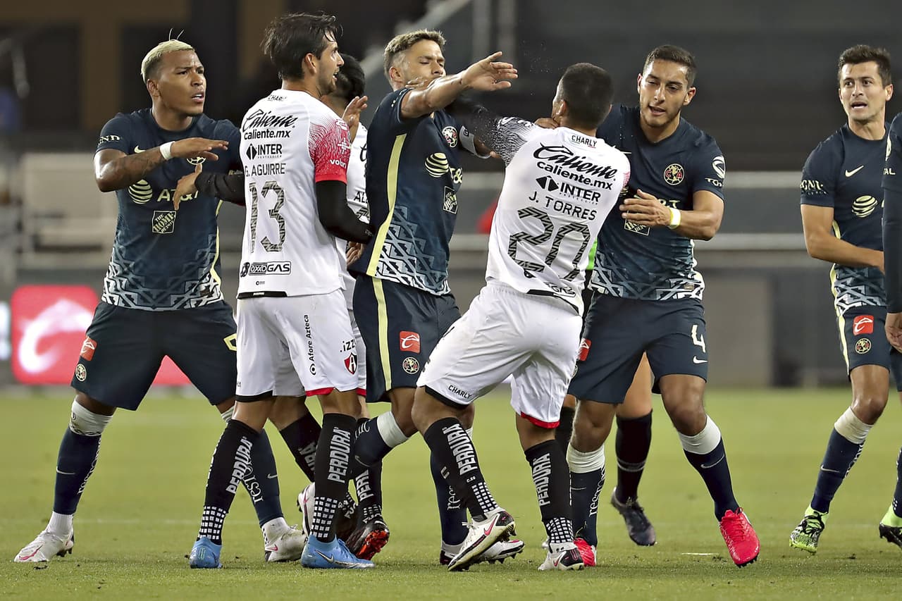 Lo que empezó con dos jugadores se transformó, en instantes, en casi una bronca campal que resultó en amarilla para Jairo Torres y expulsión para el auxiliar de Solari.