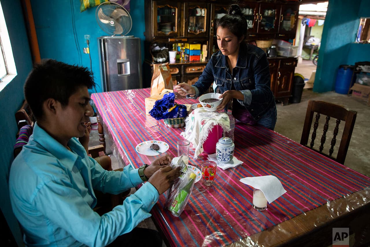 Gerardo y su esposa Yessika López se preparan para almorzar en su casa. "Un día, la madre de un estudiante me dijo que no tenían comida", dijo Ixcoy. "Cuando terminó la clase y comencé a alejarme en mi triciclo, ella me llama y con una mirada de agradecimiento dice: 
<b>'Maestro, me dieron algo de comida, quiero compartir la mitad con usted'",</b>