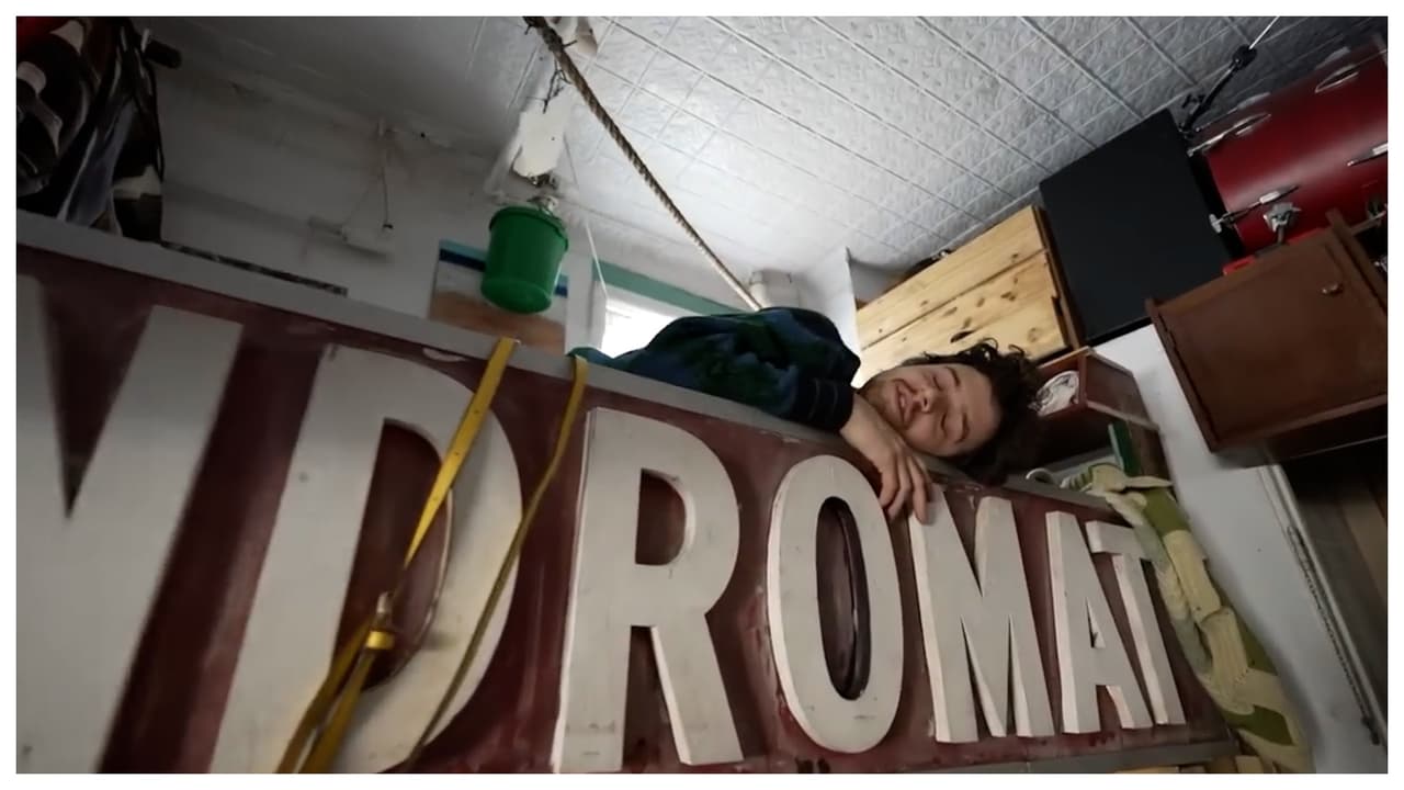 La cama es una de las pocas cosas por las que sí ha pagado. 
<b>Le costó $25, y para hacerla más original, </b>no solo queda casi cerca del techo, también le dejó el letrero original de la lavandería, para dormir junto a él.
<br>