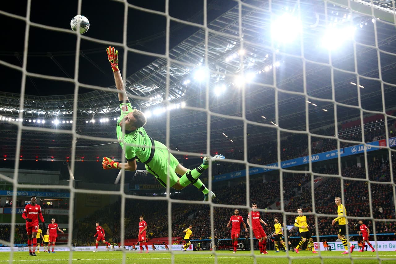 Emre Can DEL Borussia Dortmund marcó este golazo ante el vuelto del guardameta Lukas Hradecky del Bayer 04 Leverkusen.