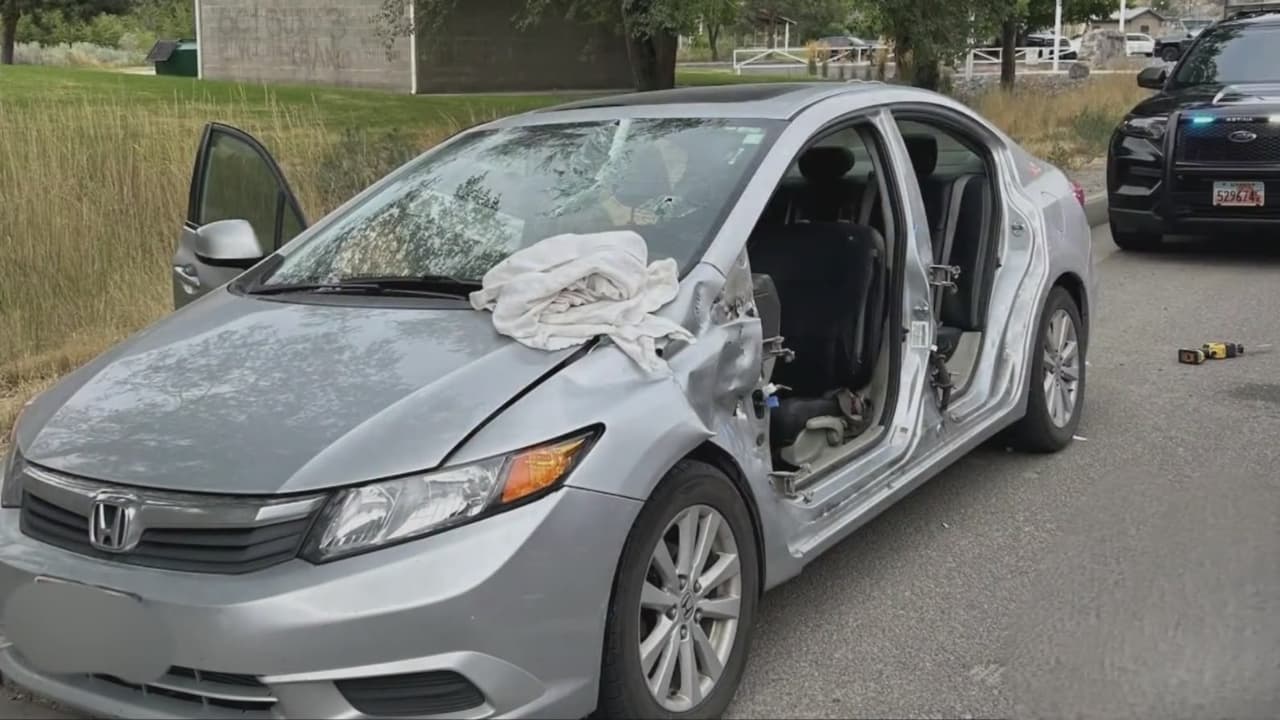 Barra de metal atraviesa el parabrisas de un auto y lesiona el cuello del conductor en Provo Canyon